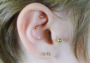 Piercingstudio Hamburg , Tattoostudio Hamburg , Hakuna Ma Tattoo , Tattoos , Piercings , Rook Piercing vergoldet