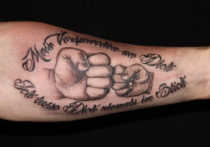 Tattoostudio Hamburg , Hakuna Ma Tattoo , Tattoos , Tattoo Fäuste