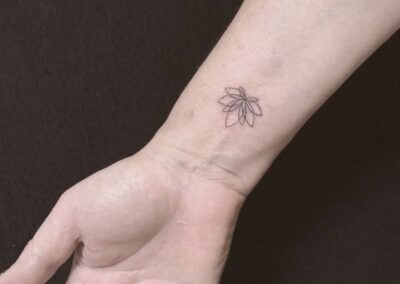 Lotus Tattoo Handgelenk von Jakub